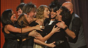 cma-taylor-grouphug-usatoday