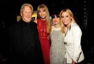 LAS VEGAS, NV - MAY 20: ***EXCLUSIVE COVERAGE*** (L-R) Singers Kris Kristofferson and Taylor Swift and actresses Zooey Deschanel and Julie Bowen pose backstage at the 2012 Billboard Music Awards at the MGM Grand Garden Arena on May 20, 2012 in Las Vegas, Nevada. (Photo by Kevin Mazur/WireImage)