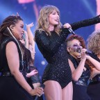 The rep tour London: Take a deep breath now. Taylor gets a long ovation!